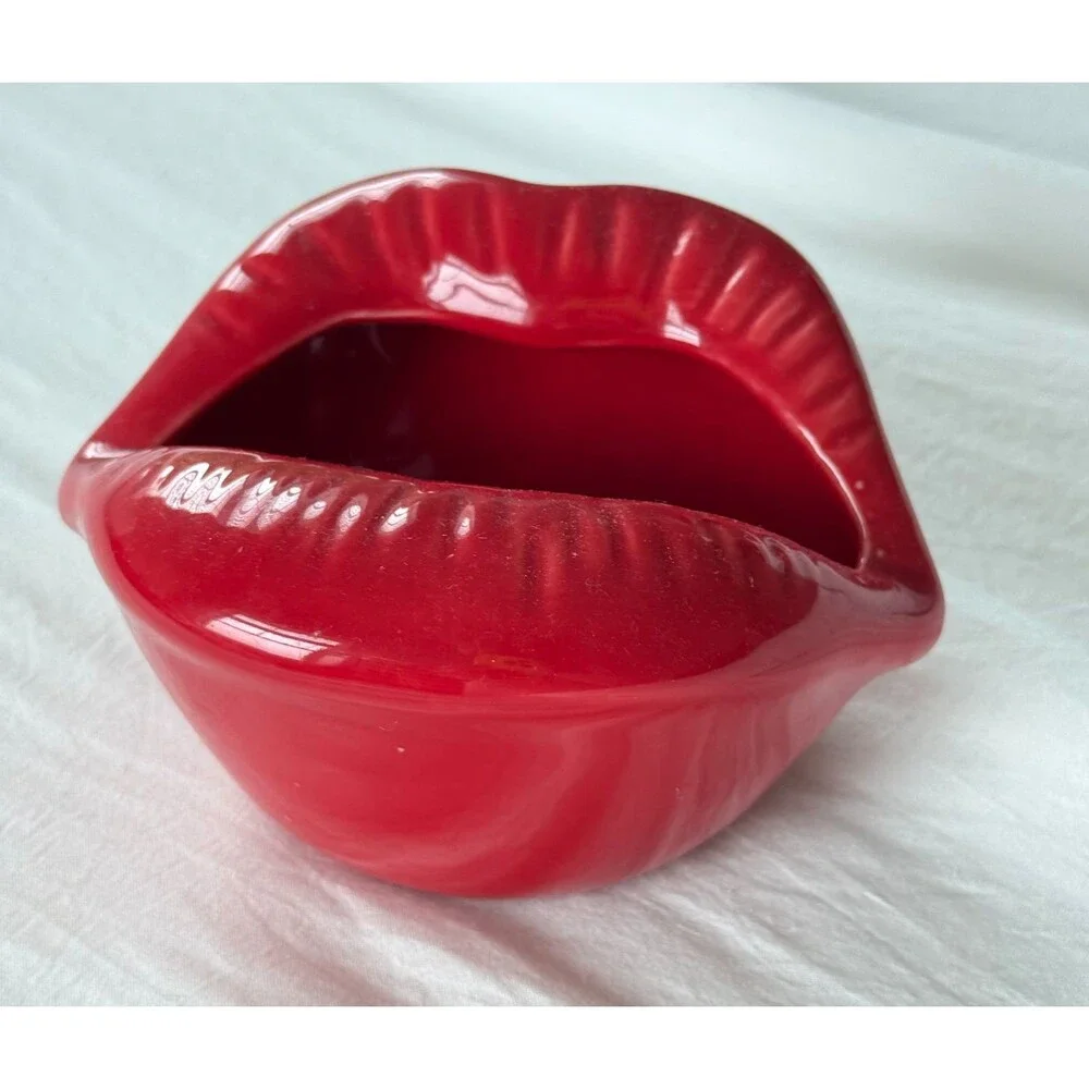 Red Ceramic Lips Bowl – Glossy Sculptural Kiss Mouth Trinket Dish Pop Art